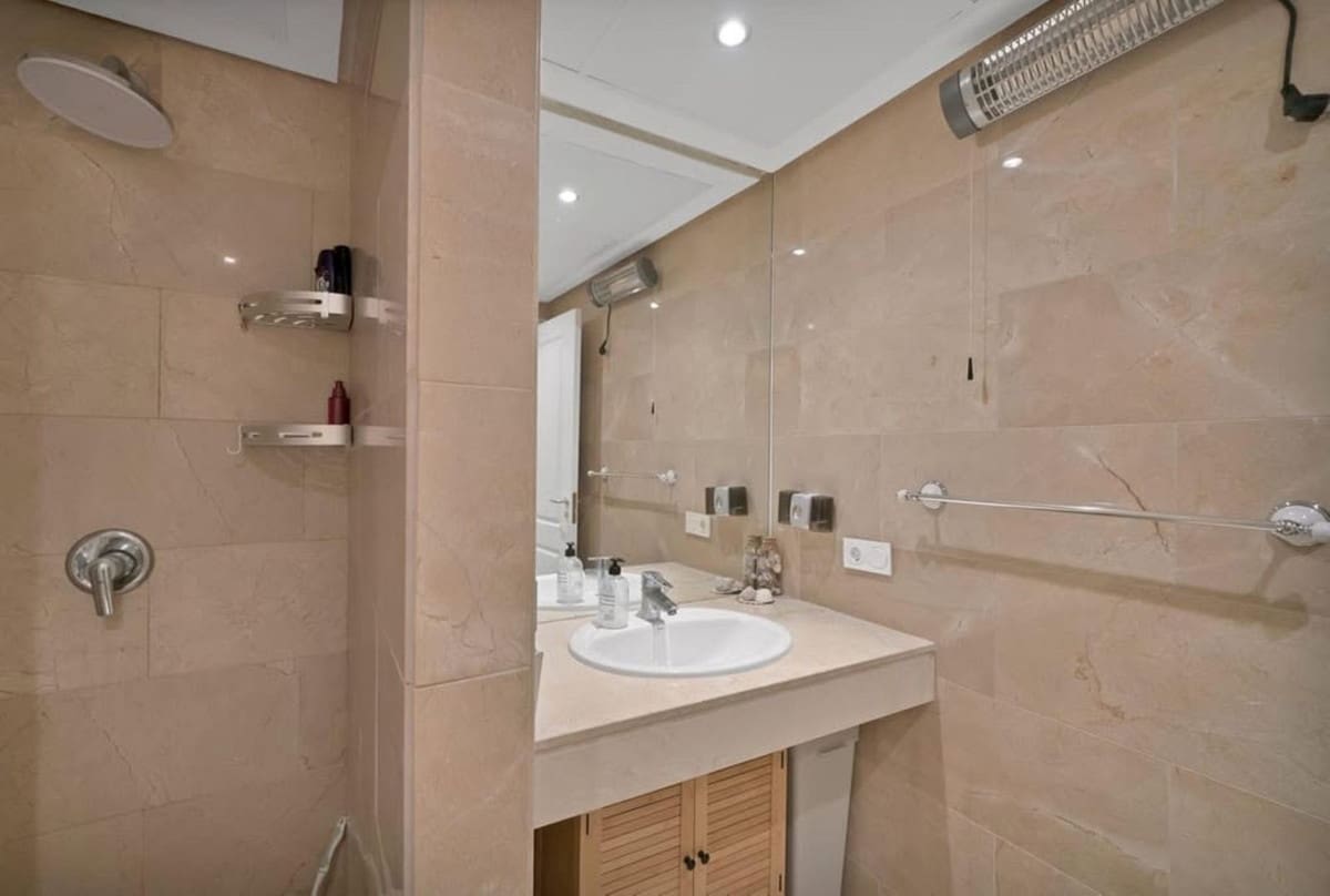 3 bedroom Apartment for sale in La Duquesa / Puerto de la Duquesa with pool garage - € 319,000 (Ref: 9929958)