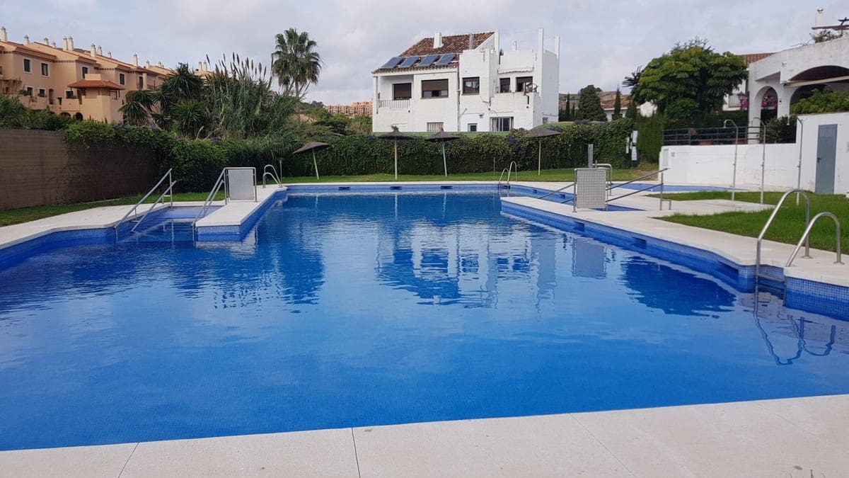 2 slaapkamer Appartement te koop in La Duquesa / Puerto de la Duquesa met zwembad - € 159.000 (Ref: 9964465)