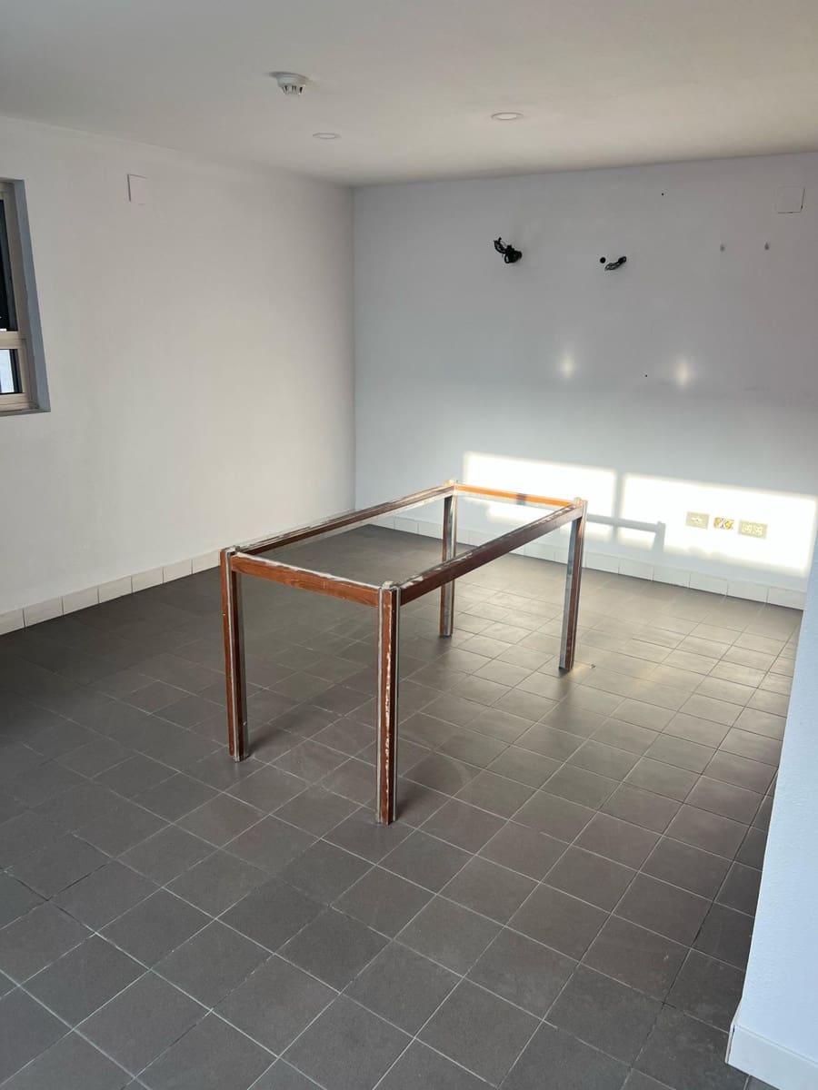 Bedrift til salgs i Alicante by med garasje - € 1 400 000 (Ref: 10030771)