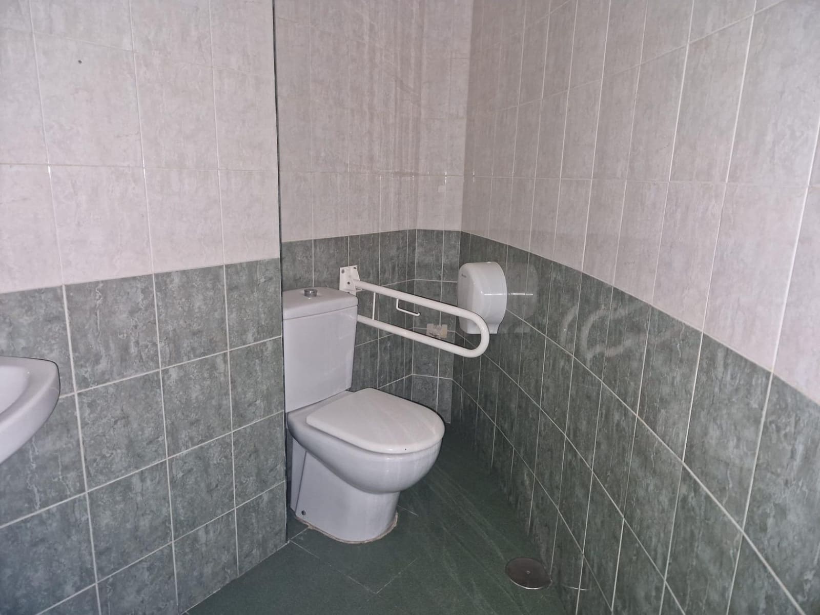 Commercial for sale in Alicante / Alacant city - € 156,000 (Ref: 10030773)