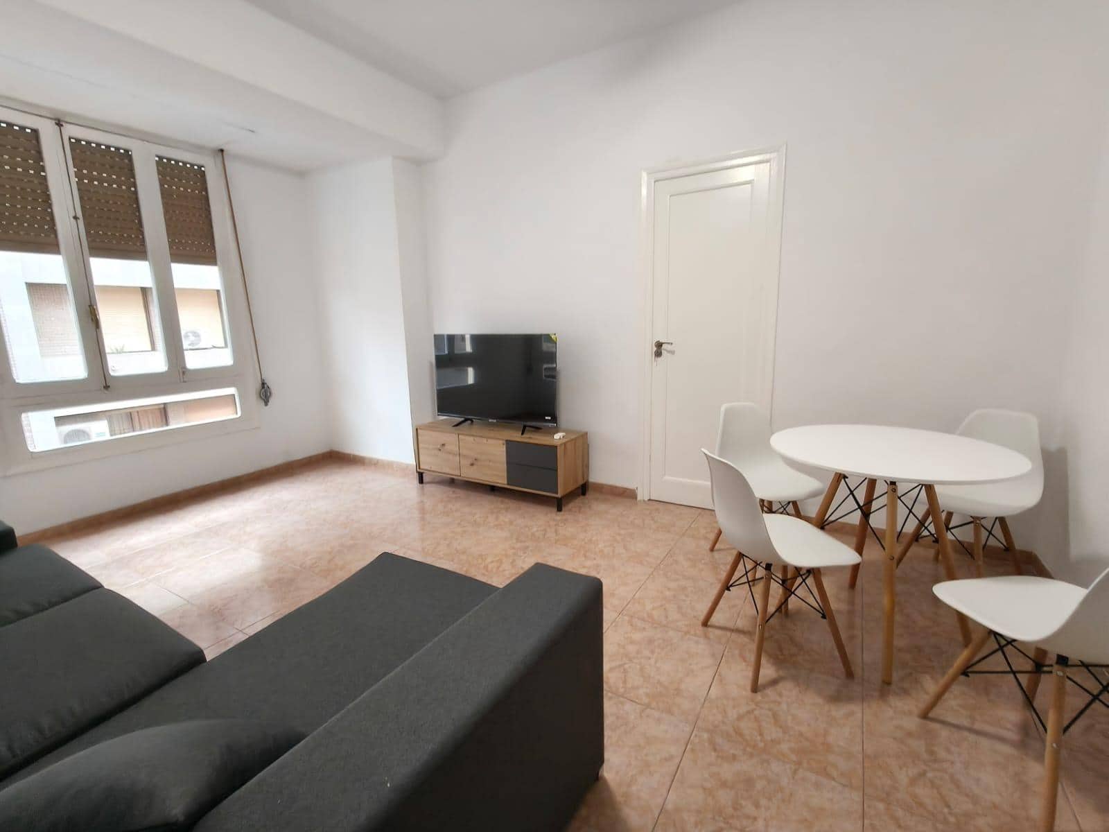 4 soveværelse Lejlighed til leje i Alicante by - € 375 (Ref: 10030774)