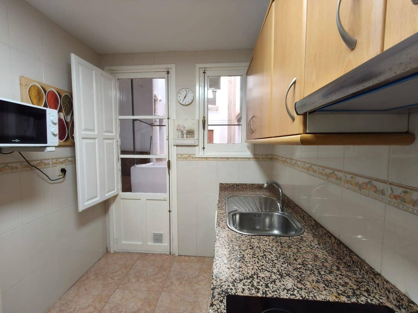 4 soveværelse Lejlighed til leje i Alicante by - € 375 (Ref: 10030774)