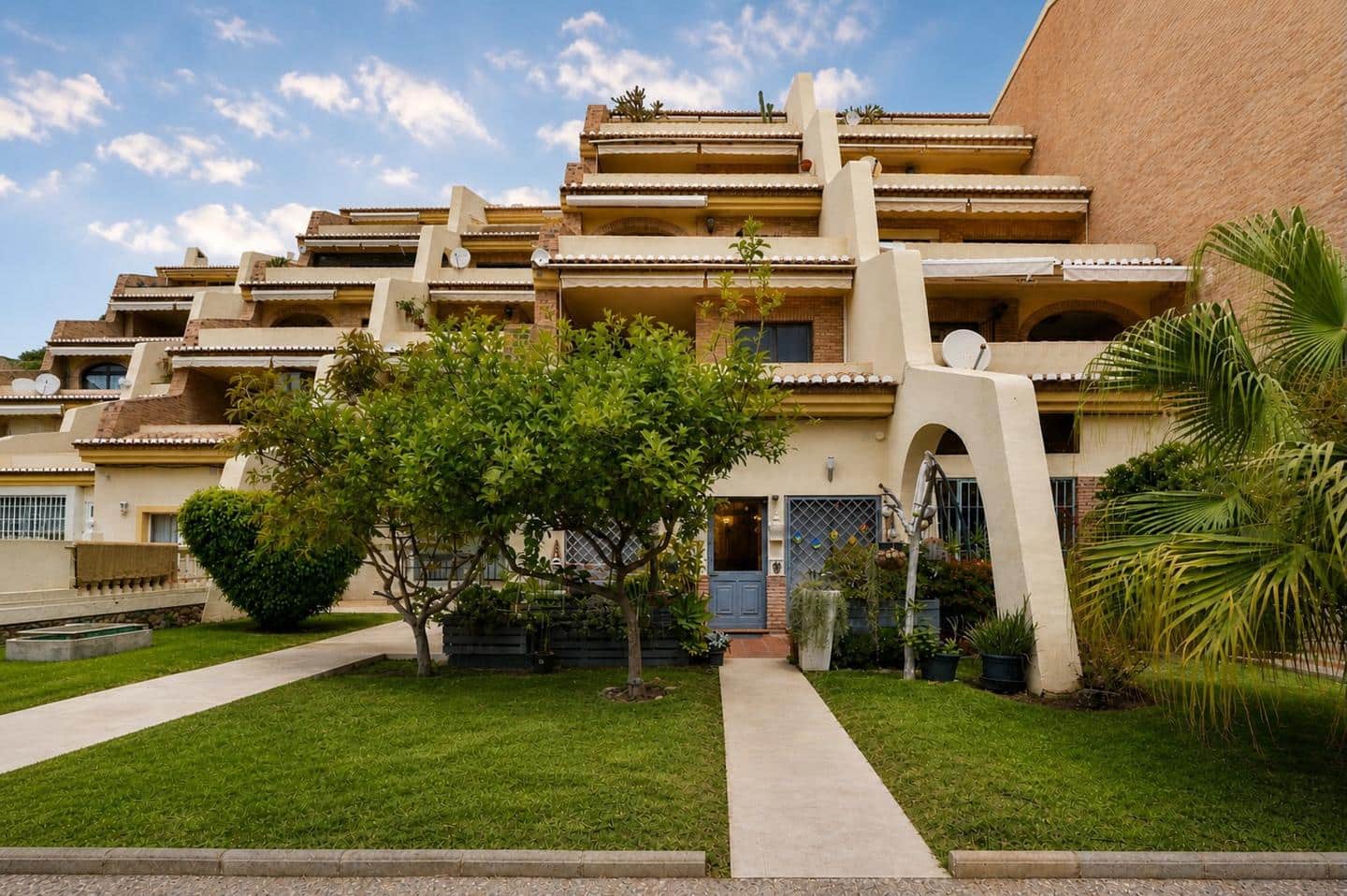 2 bedroom Flat for sale in La Herradura - € 355,000 (Ref: 9828036)