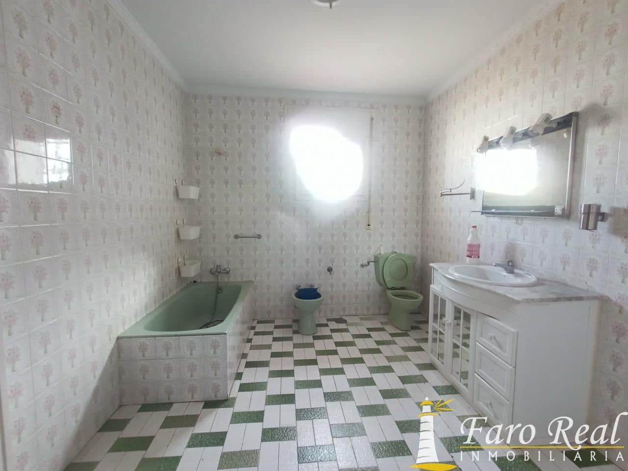 3 bedroom Flat for sale in Sanlucar de Barrameda - € 200,000 (Ref: 9420138)