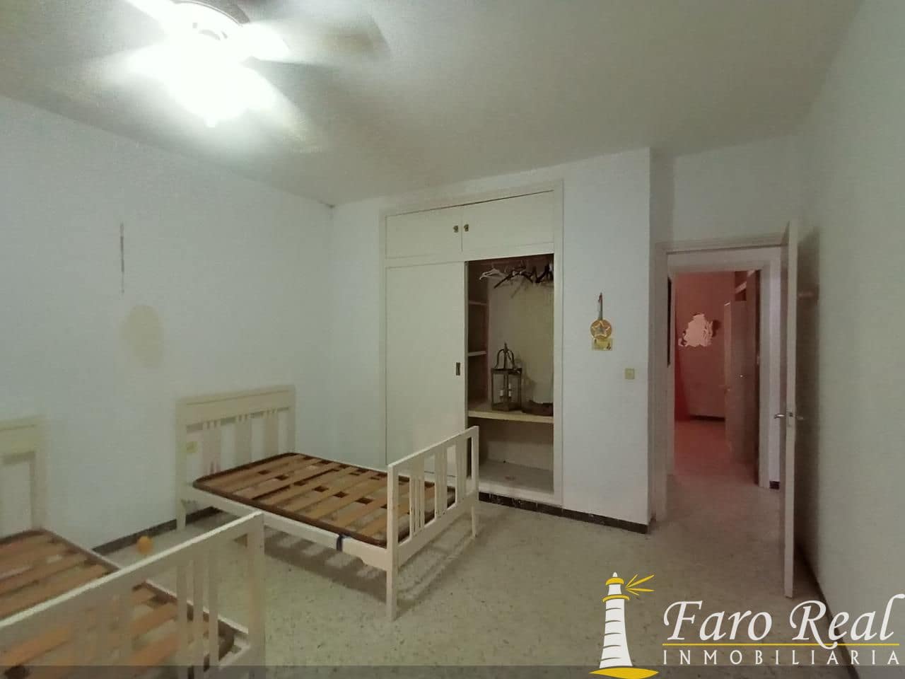 3 bedroom Flat for sale in Sanlucar de Barrameda - € 200,000 (Ref: 9420138)