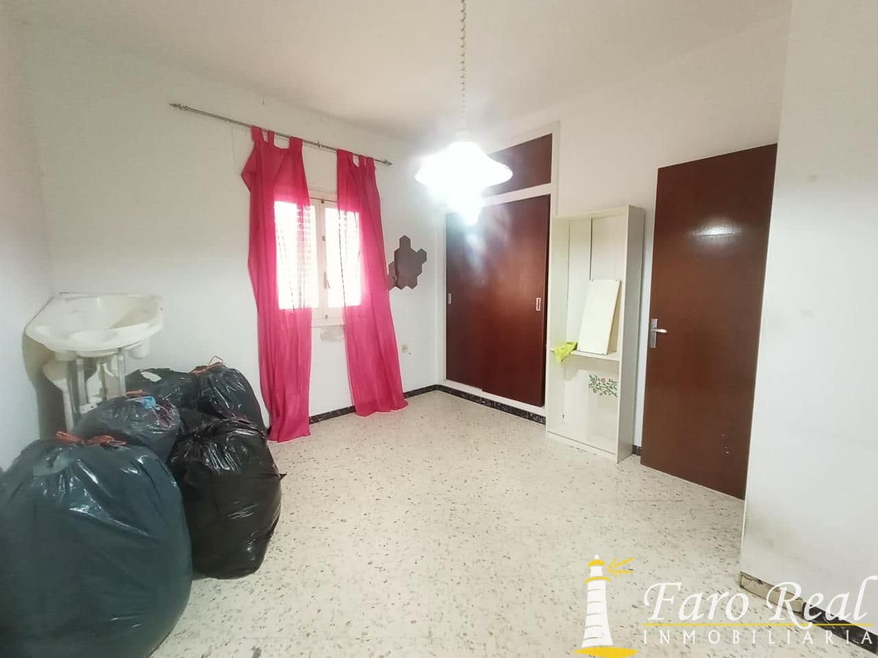 3 bedroom Flat for sale in Sanlucar de Barrameda - € 200,000 (Ref: 9420138)