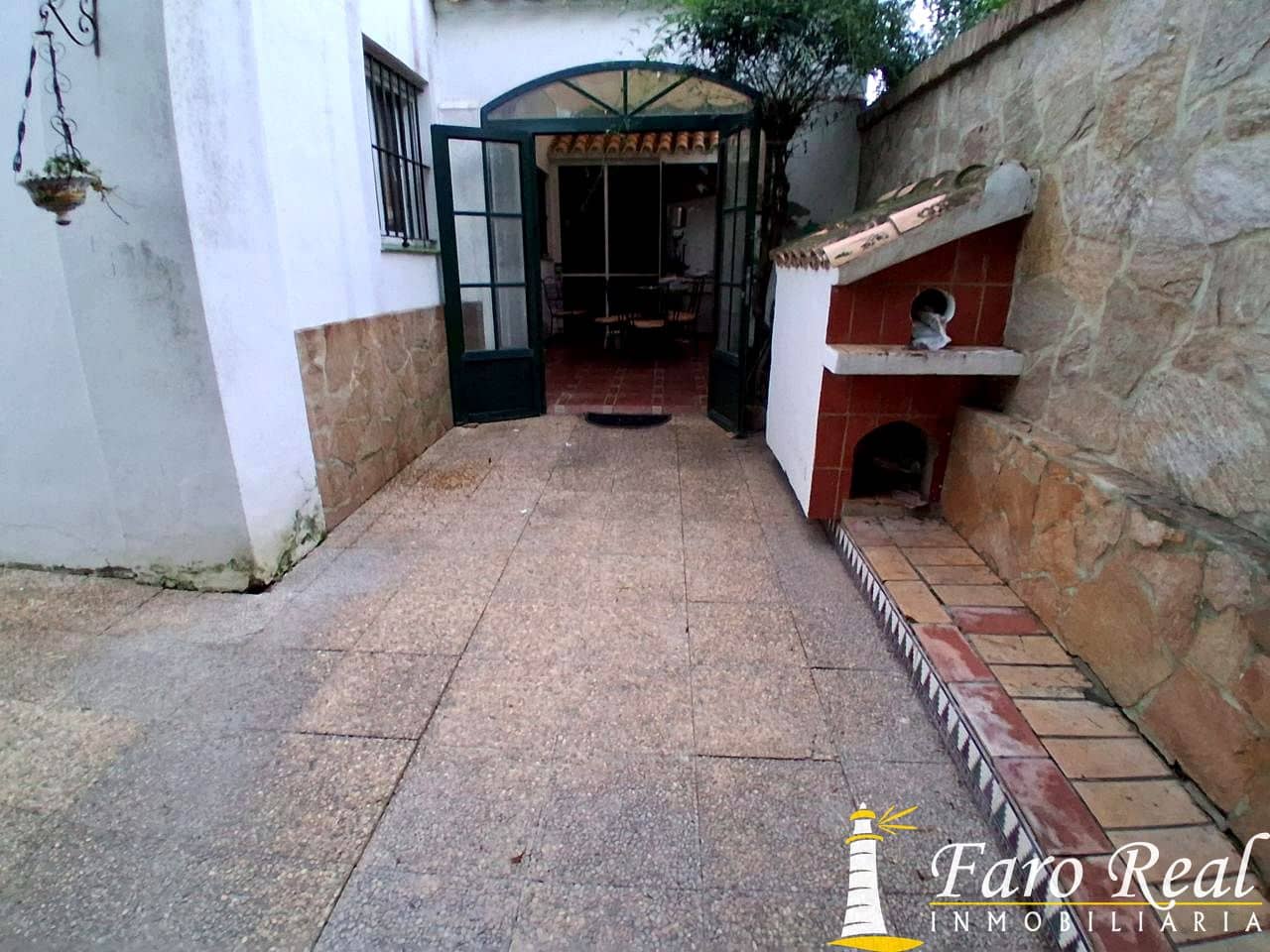 5 bedroom Villa for sale in Sanlucar de Barrameda with garage - € 370,000 (Ref: 9457749)