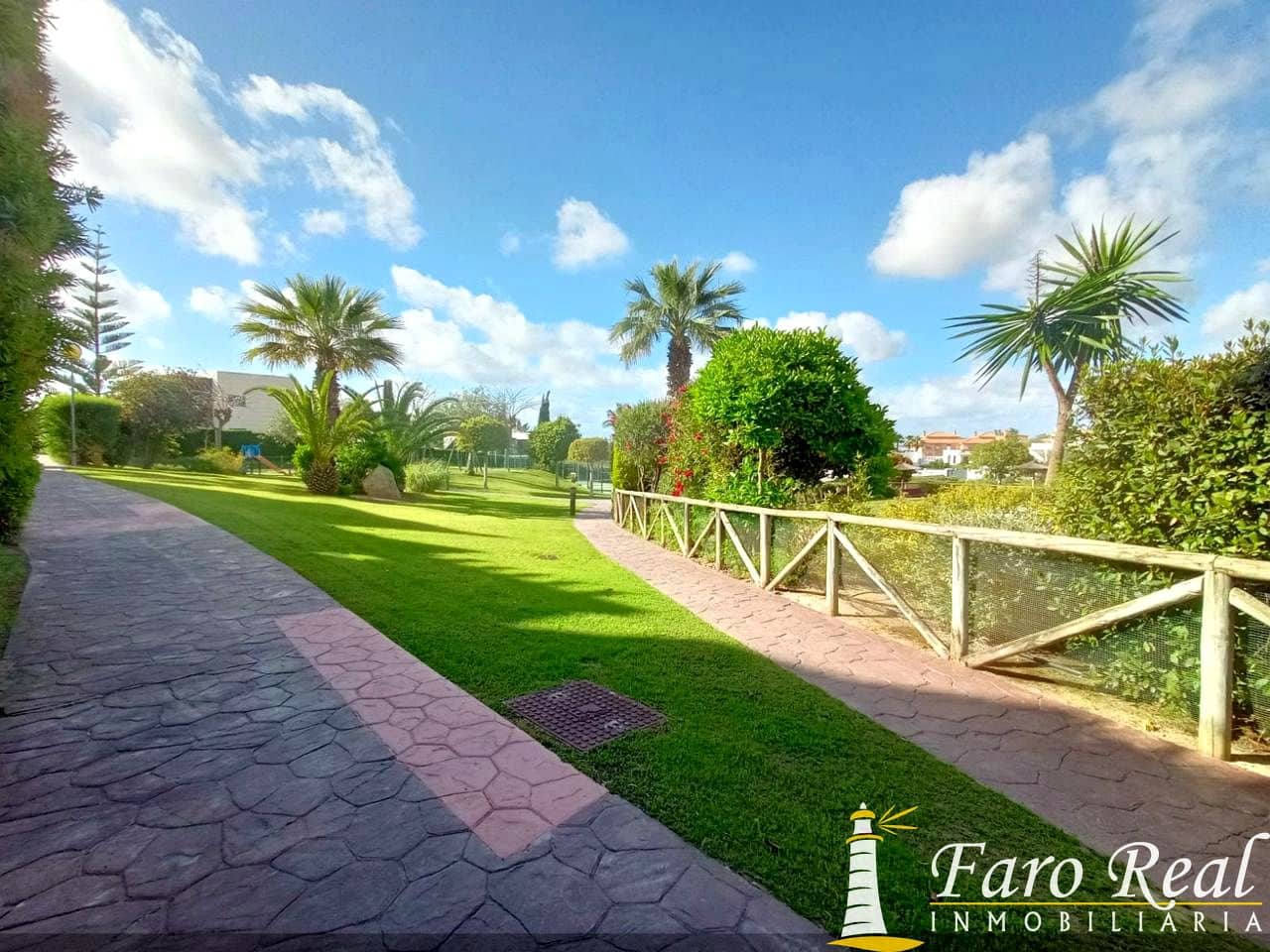 2 bedroom Flat for sale in Sanlucar de Barrameda with pool garage - € 195,000 (Ref: 9471266)