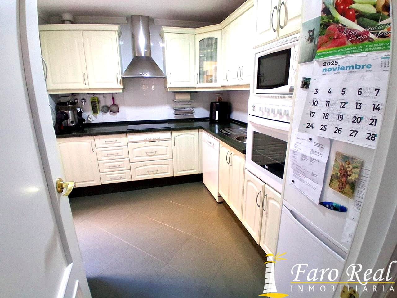 3 bedroom Villa for sale in Sanlucar de Barrameda with garage - € 235,000 (Ref: 9471267)