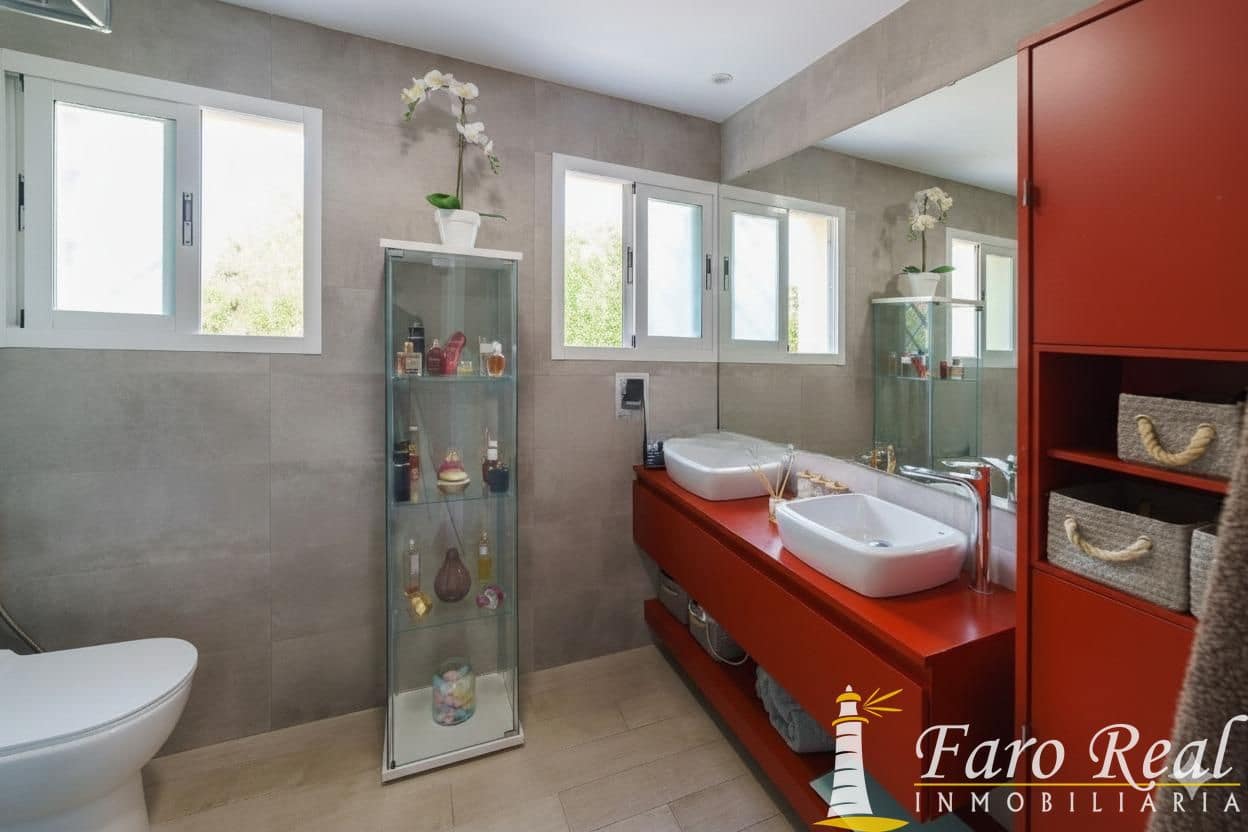 5 bedroom Villa for sale in Sanlucar de Barrameda - € 460,000 (Ref: 9502923)