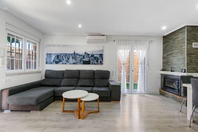 4 soverom Kjedet enebolig til salgs i Los Balcones med svømmebasseng - € 285 000 (Ref: 8782976)