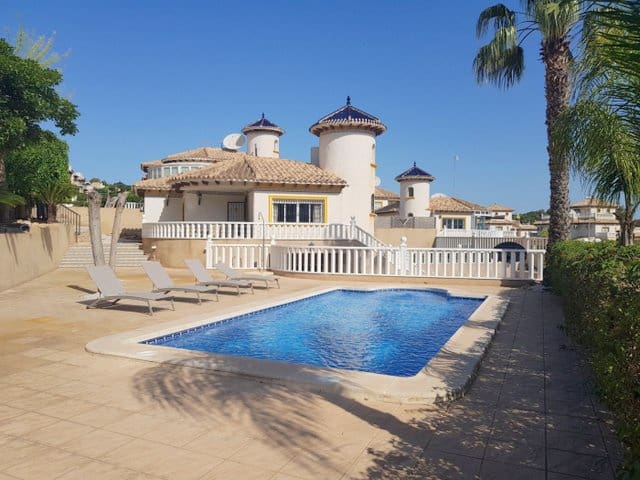 5 soveværelse Villa til salg i Villamartin, Orihuela med swimmingpool - € 360.000 (Ref: 8967805)