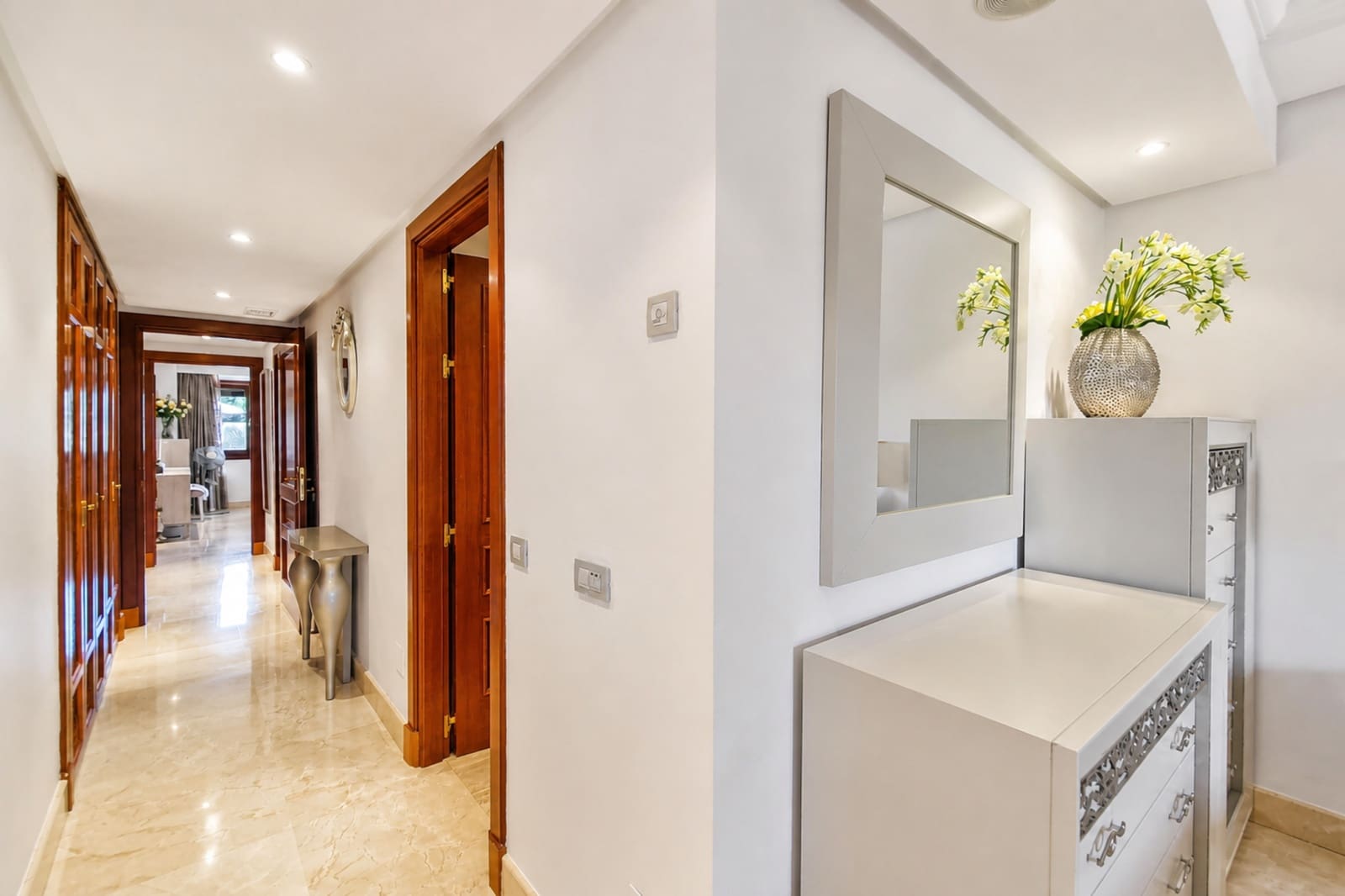 2 Zimmer Apartment zu verkaufen in Estepona mit Pool Garage - 750.000 € (Ref: 10017239)