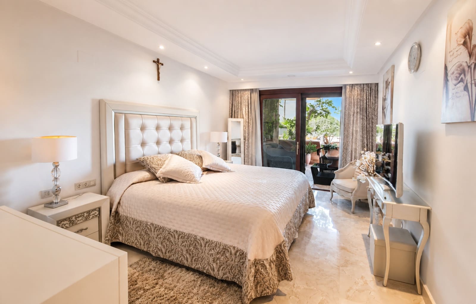 2 Zimmer Apartment zu verkaufen in Estepona mit Pool Garage - 750.000 € (Ref: 10017239)
