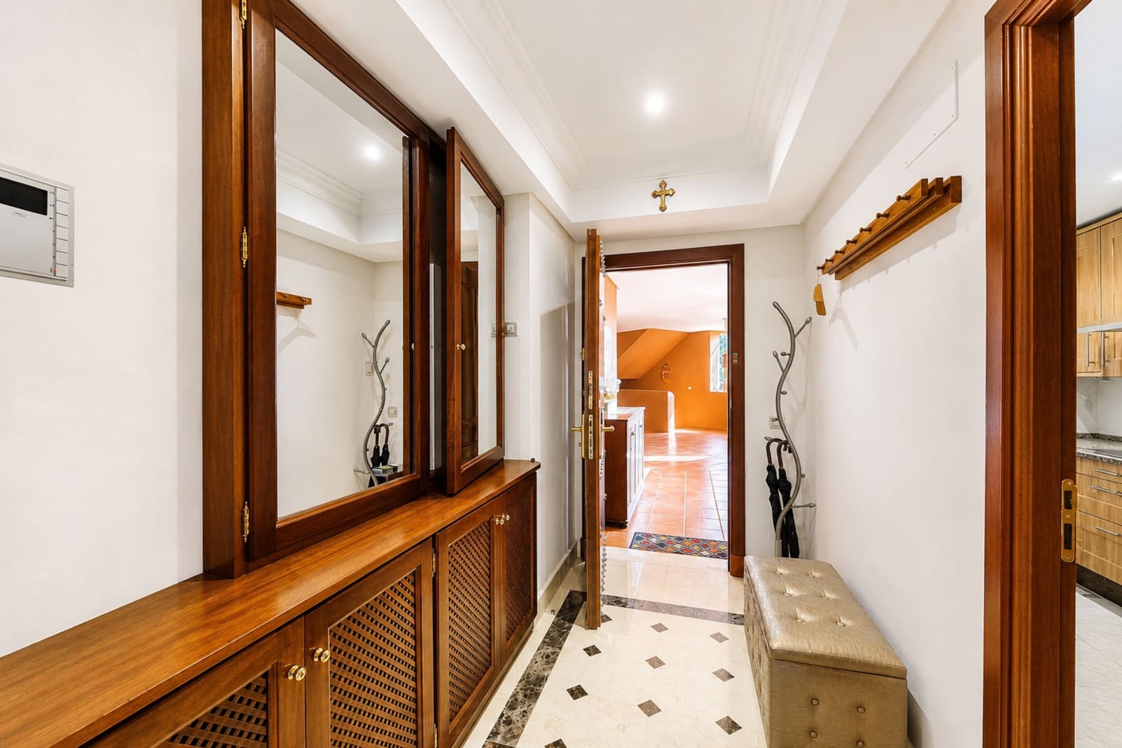 2 Zimmer Apartment zu verkaufen in Estepona mit Pool Garage - 750.000 € (Ref: 10017239)
