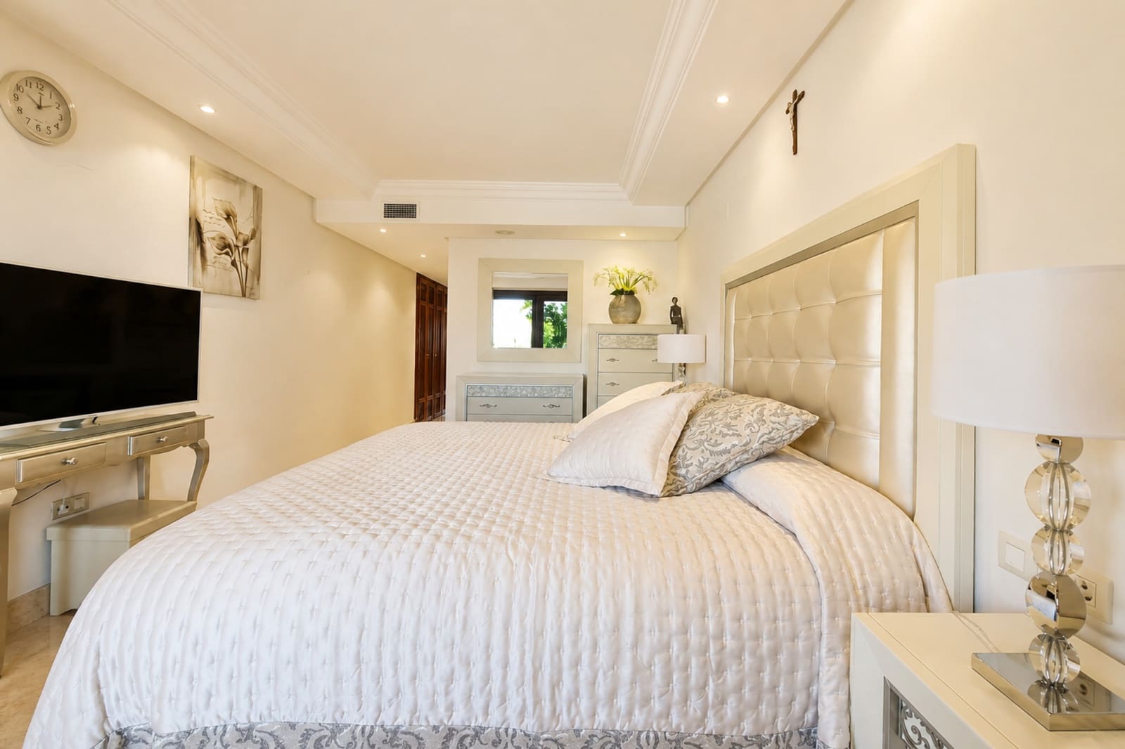 2 Zimmer Apartment zu verkaufen in Estepona mit Pool Garage - 750.000 € (Ref: 10017239)