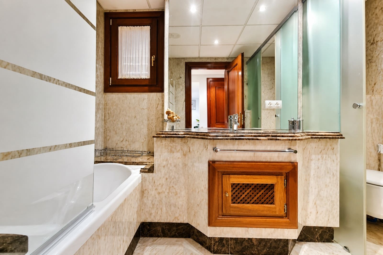 2 Zimmer Apartment zu verkaufen in Estepona mit Pool Garage - 750.000 € (Ref: 10017239)