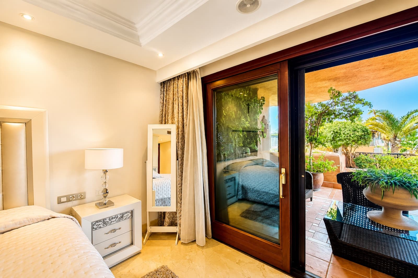 2 Zimmer Apartment zu verkaufen in Estepona mit Pool Garage - 750.000 € (Ref: 10017239)
