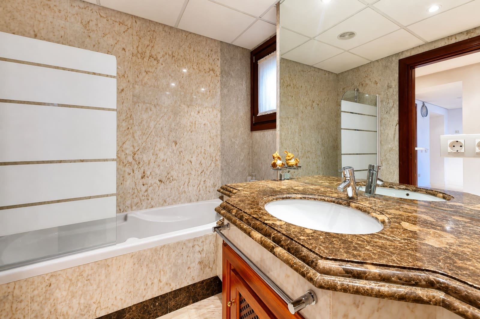 2 Zimmer Apartment zu verkaufen in Estepona mit Pool Garage - 750.000 € (Ref: 10017239)