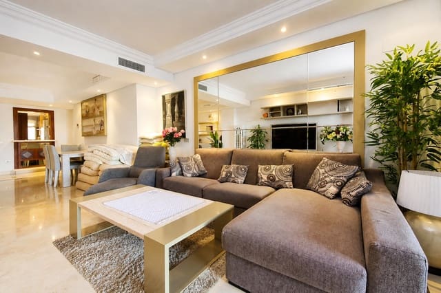 2 Zimmer Apartment zu verkaufen in Estepona mit Pool Garage - 750.000 € (Ref: 10017239)