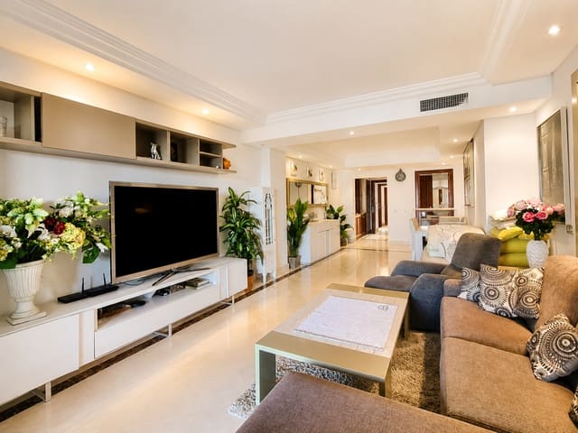 2 Zimmer Apartment zu verkaufen in Estepona mit Pool Garage - 750.000 € (Ref: 10017239)