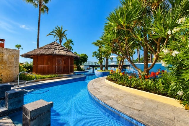 2 Zimmer Apartment zu verkaufen in Estepona mit Pool Garage - 750.000 € (Ref: 10017239)