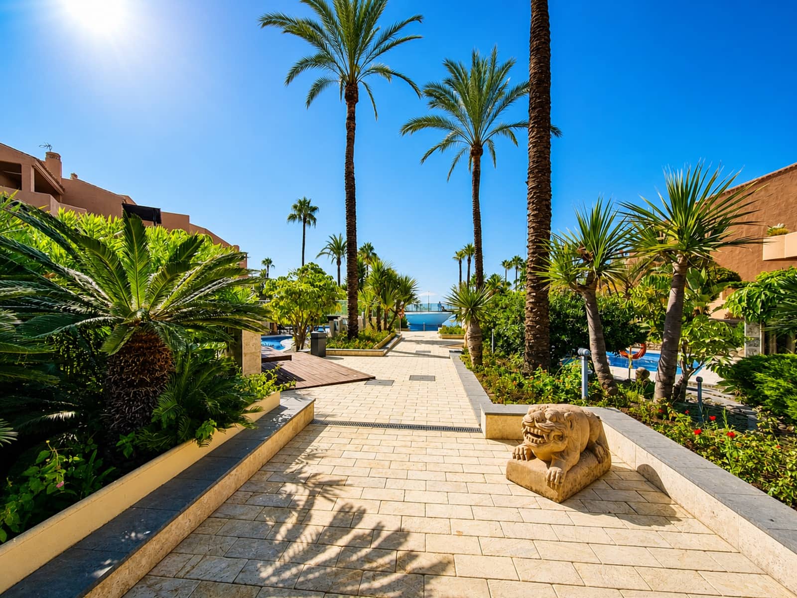 2 Zimmer Apartment zu verkaufen in Estepona mit Pool Garage - 750.000 € (Ref: 10017239)