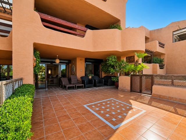 2 Zimmer Apartment zu verkaufen in Estepona mit Pool Garage - 750.000 € (Ref: 10017239)