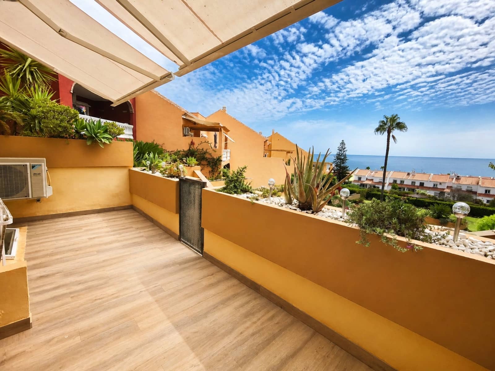 3 bedroom Apartment for sale in La Duquesa / Puerto de la Duquesa with pool garage - € 424,000 (Ref: 10058739)