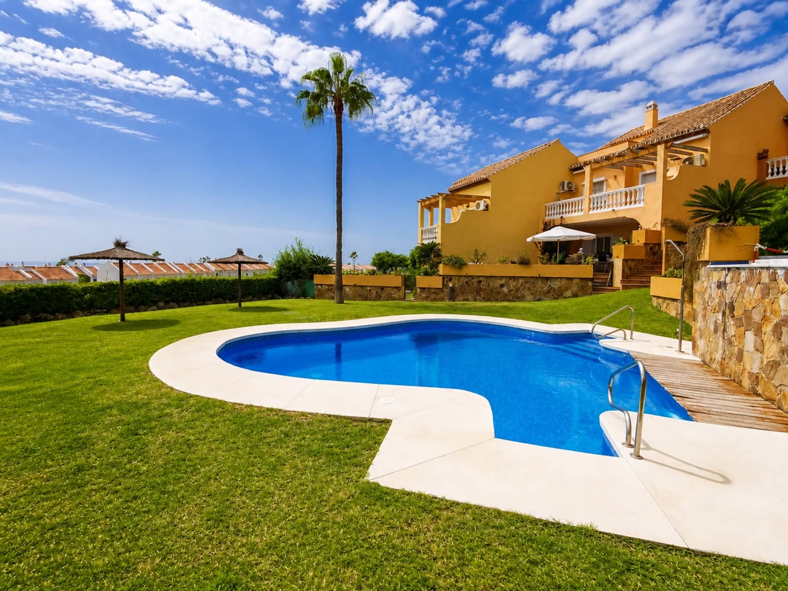 3 bedroom Apartment for sale in La Duquesa / Puerto de la Duquesa with pool garage - € 424,000 (Ref: 10058739)