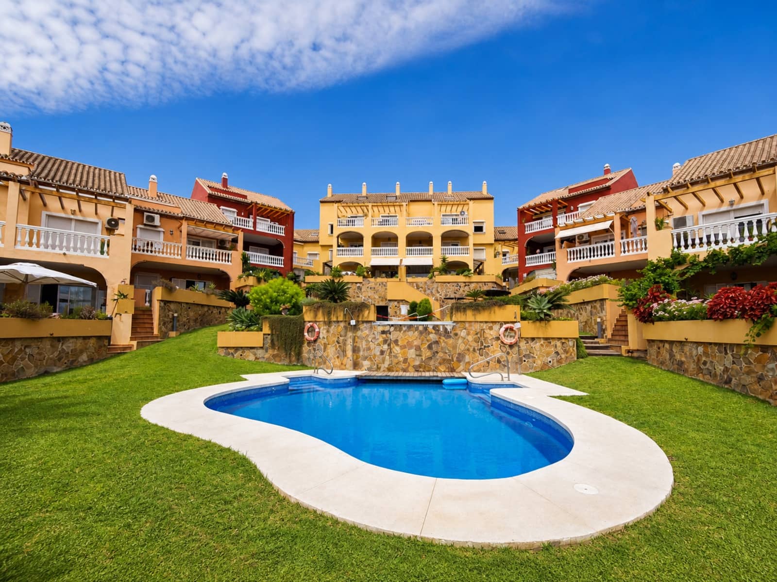 3 bedroom Apartment for sale in La Duquesa / Puerto de la Duquesa with pool garage - € 424,000 (Ref: 10058739)