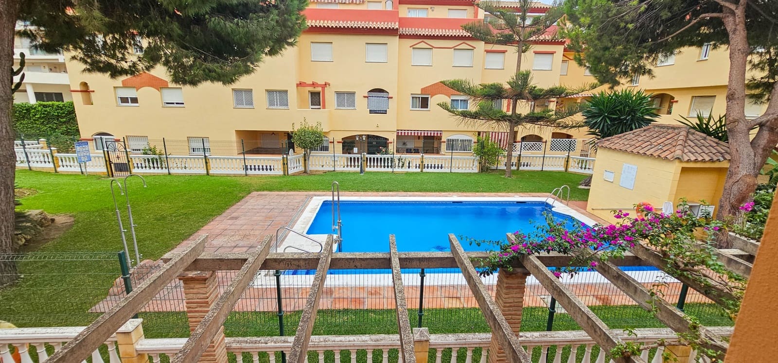 3 sovrum Semi-fristående Villa till salu i San Luis de Sabinillas med pool - 325 000 € (Ref: 10058740)