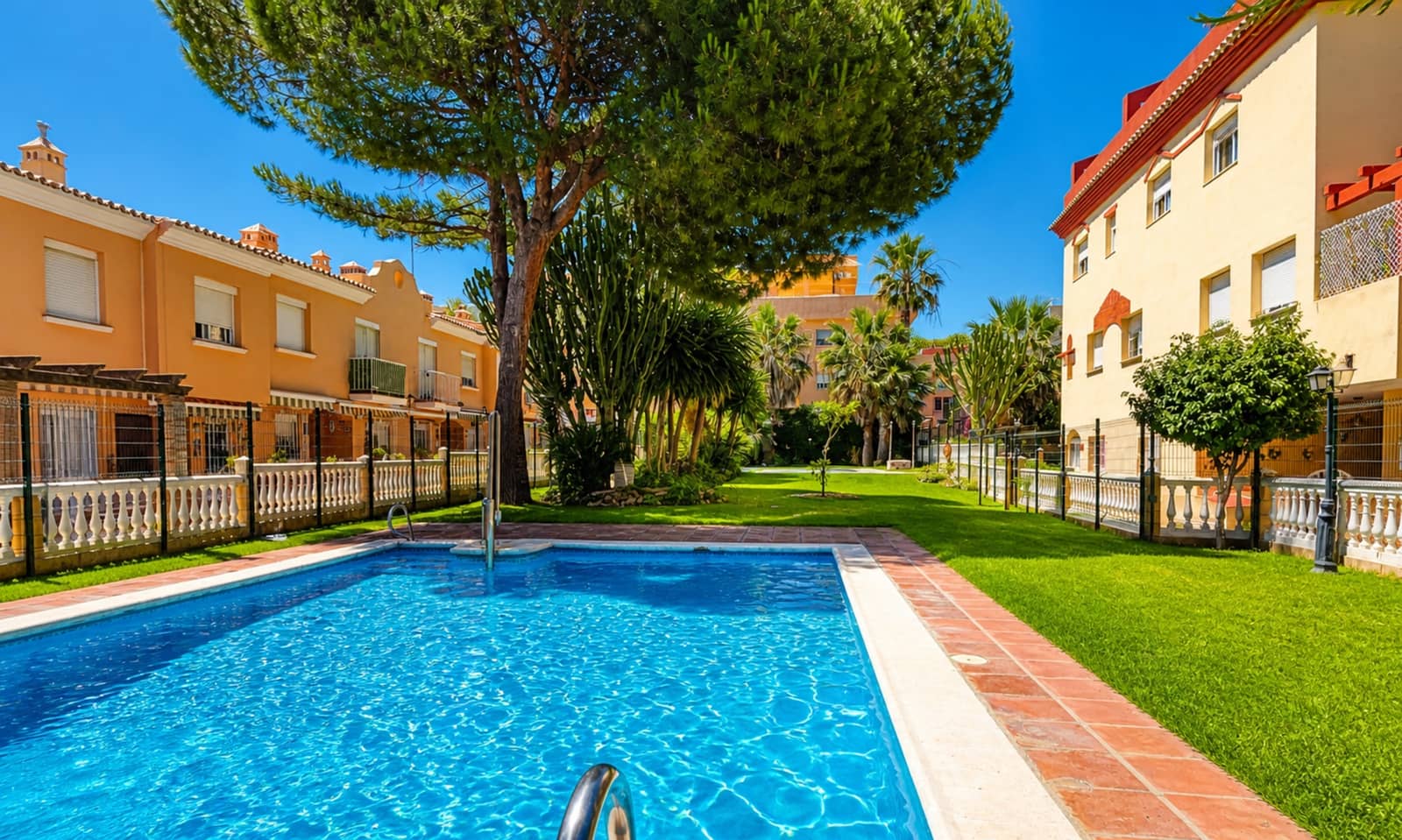 3 sovrum Semi-fristående Villa till salu i San Luis de Sabinillas med pool - 325 000 € (Ref: 10058740)