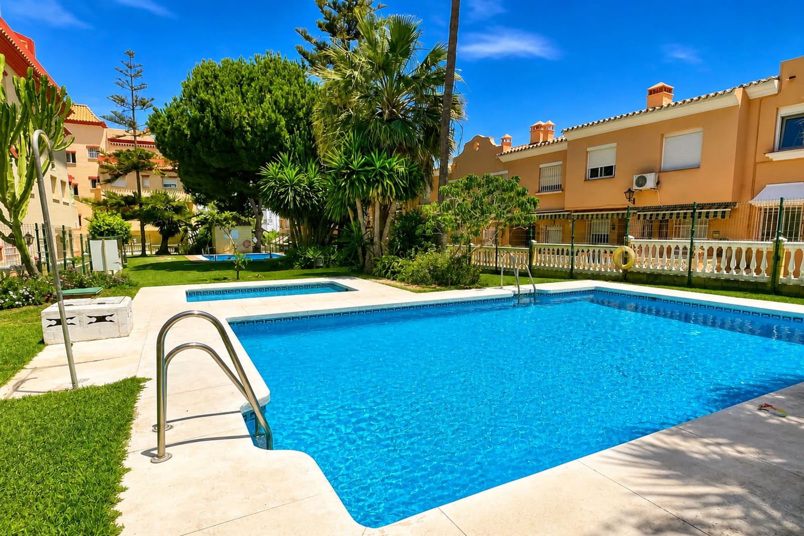 3 sovrum Semi-fristående Villa till salu i San Luis de Sabinillas med pool - 325 000 € (Ref: 10058740)