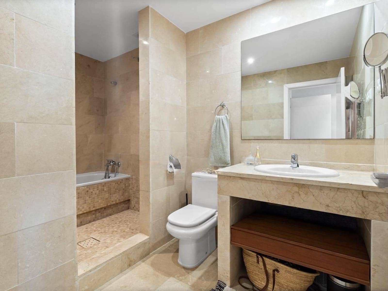Apartamento de 2 habitaciones en Manilva en venta con piscina garaje - 345.000 € (Ref: 10085922)