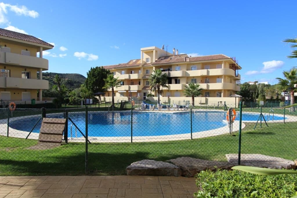 2 soverom Leilighet til salgs i La Duquesa / Puerto de la Duquesa med svømmebasseng garasje - € 215 000 (Ref: 10094362)