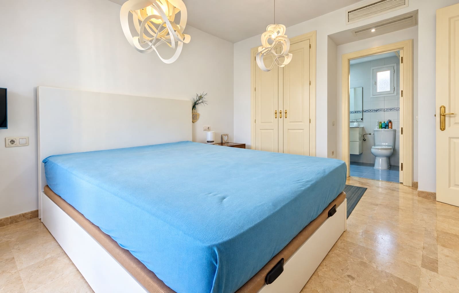 2 soverom Leilighet til salgs i La Duquesa / Puerto de la Duquesa med svømmebasseng garasje - € 215 000 (Ref: 10094362)