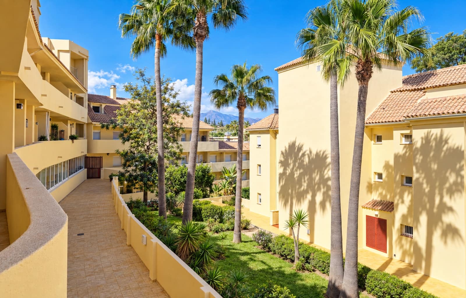 2 soverom Leilighet til salgs i La Duquesa / Puerto de la Duquesa med svømmebasseng garasje - € 215 000 (Ref: 10094362)