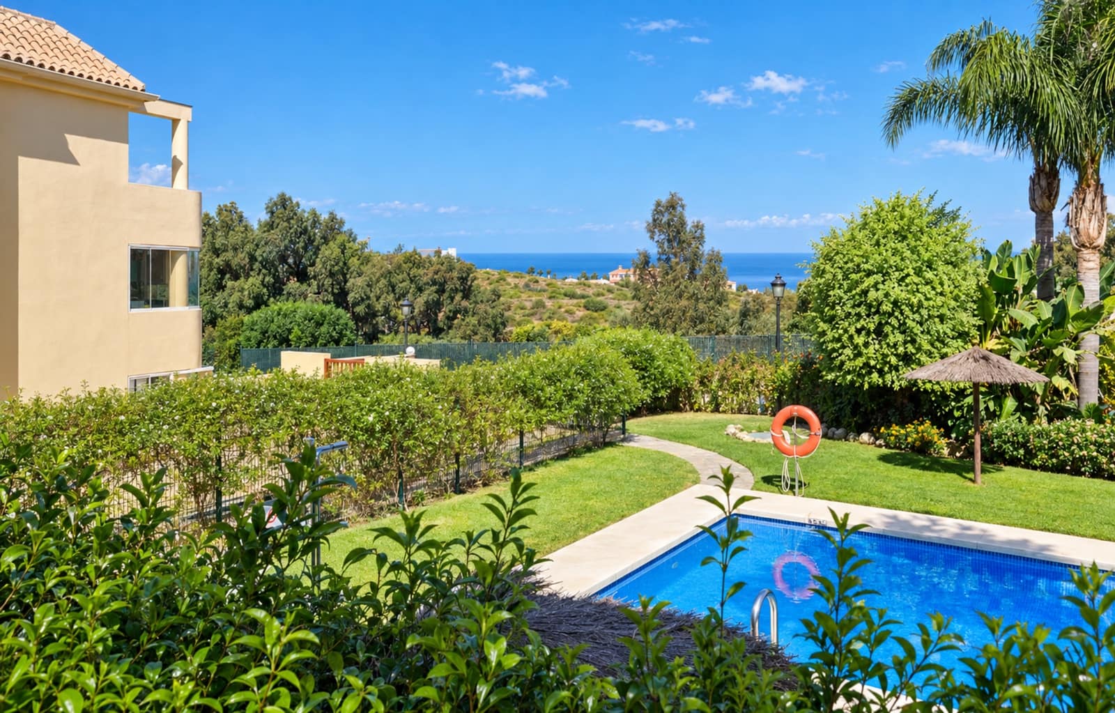 2 soverom Leilighet til salgs i La Duquesa / Puerto de la Duquesa med svømmebasseng garasje - € 215 000 (Ref: 10094362)