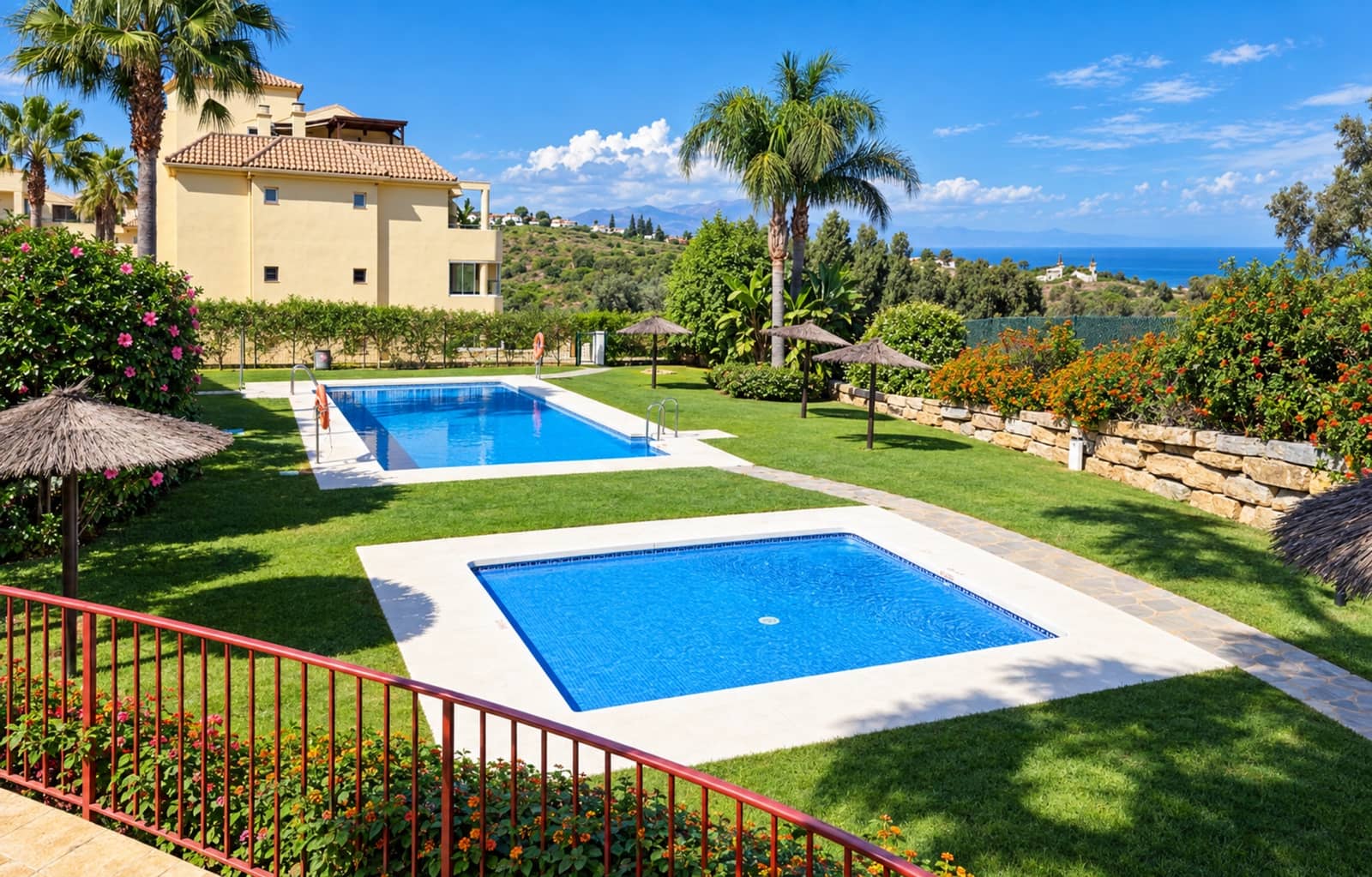 2 soverom Leilighet til salgs i La Duquesa / Puerto de la Duquesa med svømmebasseng garasje - € 215 000 (Ref: 10094362)