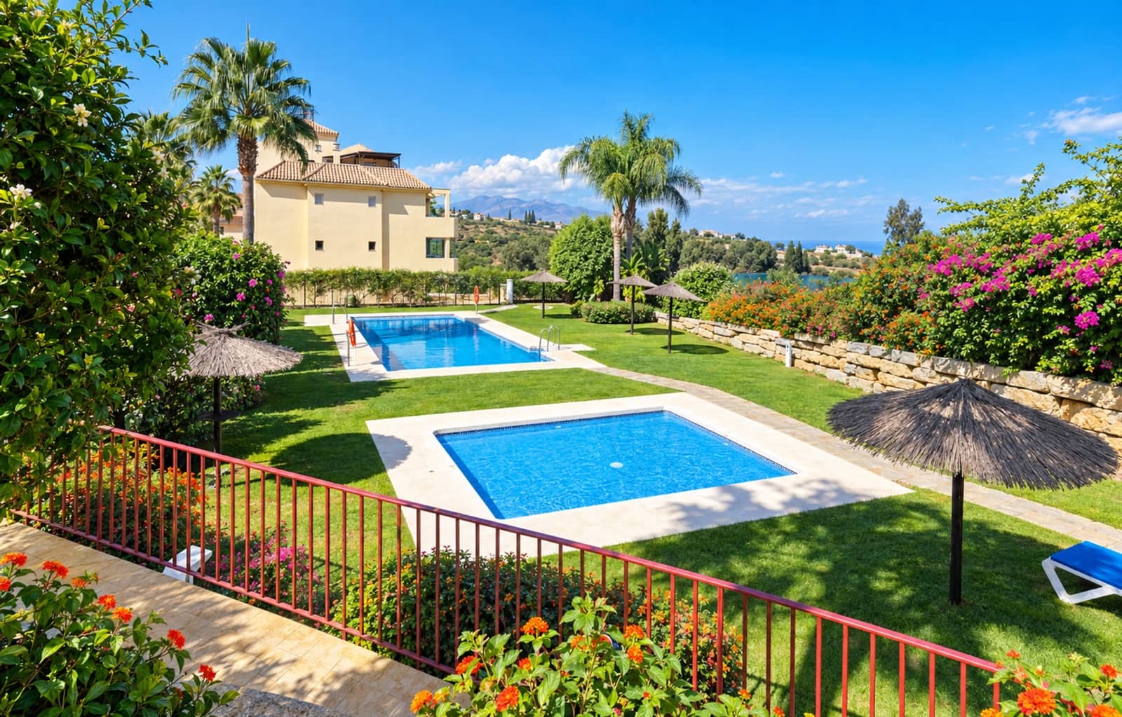 2 soverom Leilighet til salgs i La Duquesa / Puerto de la Duquesa med svømmebasseng garasje - € 215 000 (Ref: 10094362)