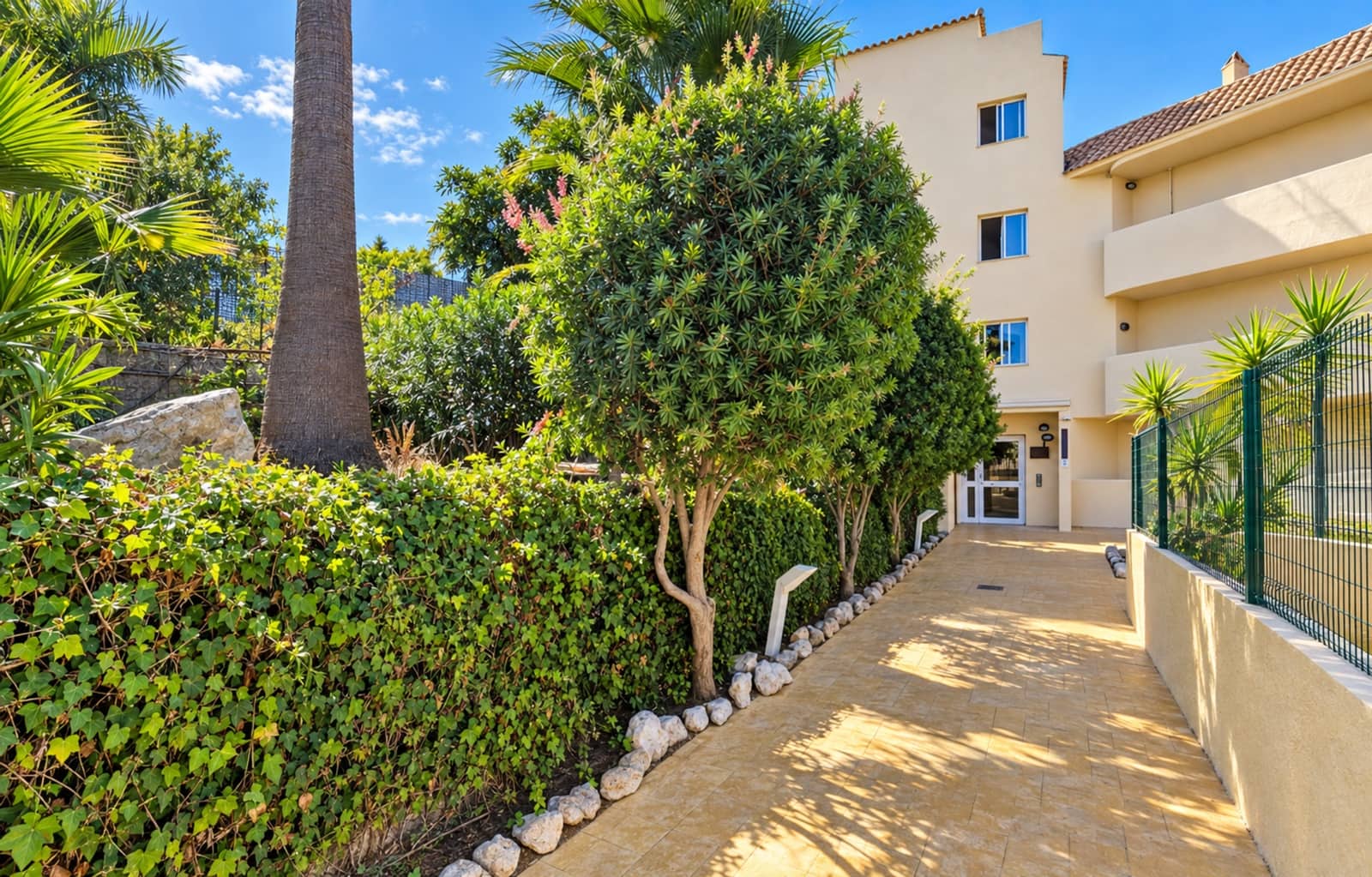 2 soverom Leilighet til salgs i La Duquesa / Puerto de la Duquesa med svømmebasseng garasje - € 215 000 (Ref: 10094362)