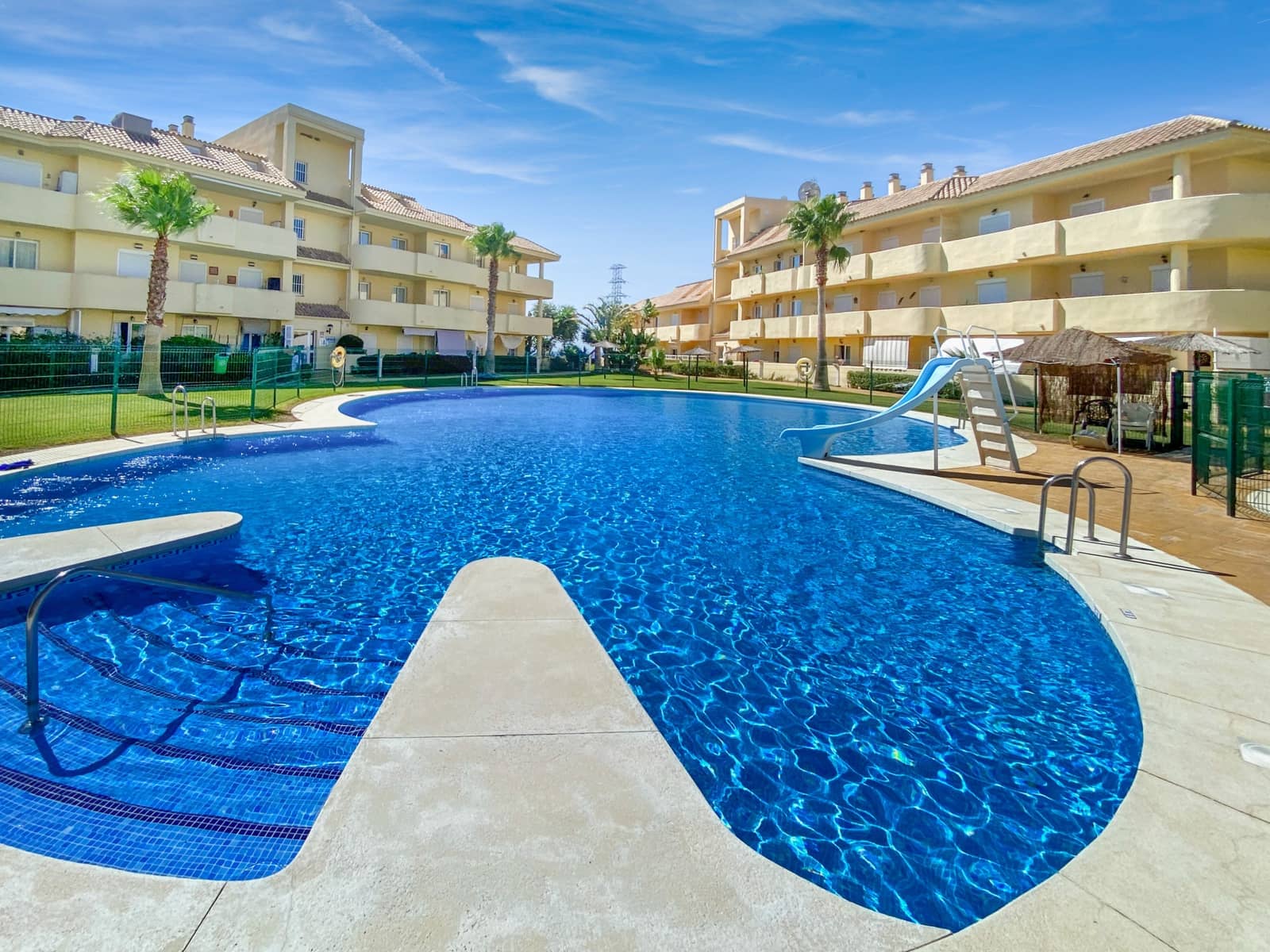 2 soverom Leilighet til salgs i La Duquesa / Puerto de la Duquesa med svømmebasseng garasje - € 215 000 (Ref: 10094362)