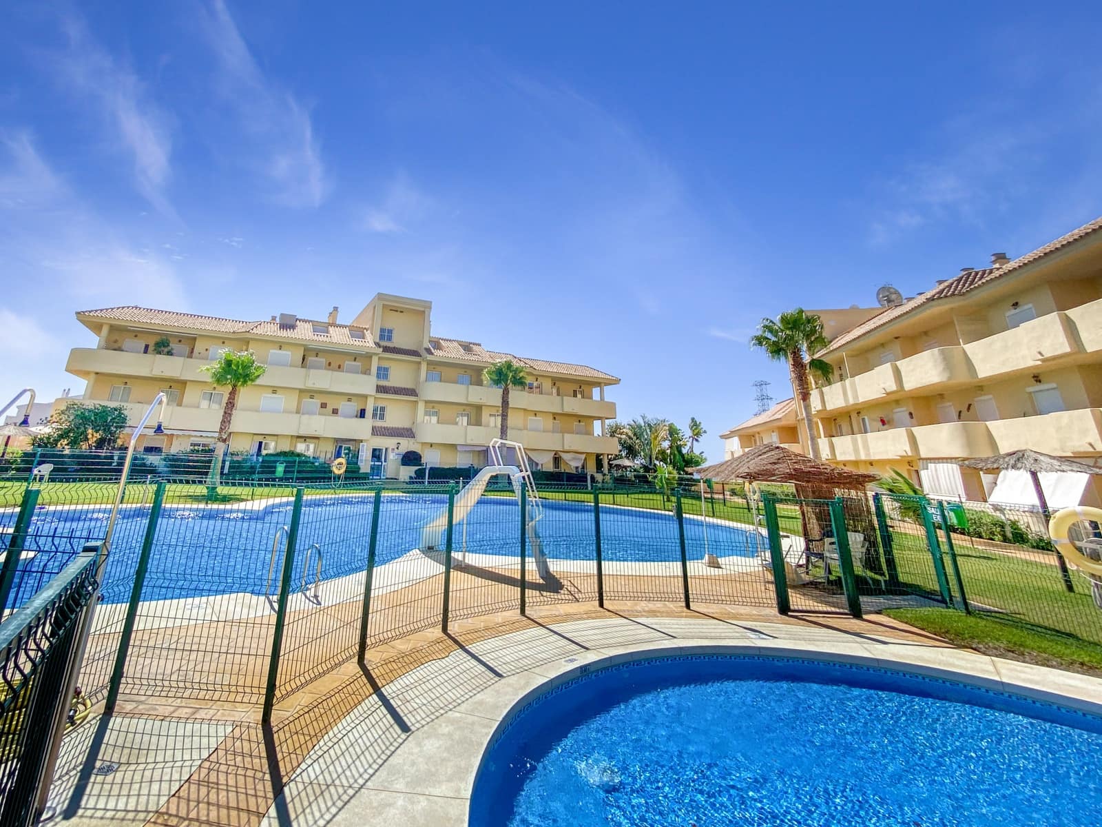 2 soverom Leilighet til salgs i La Duquesa / Puerto de la Duquesa med svømmebasseng garasje - € 215 000 (Ref: 10094362)