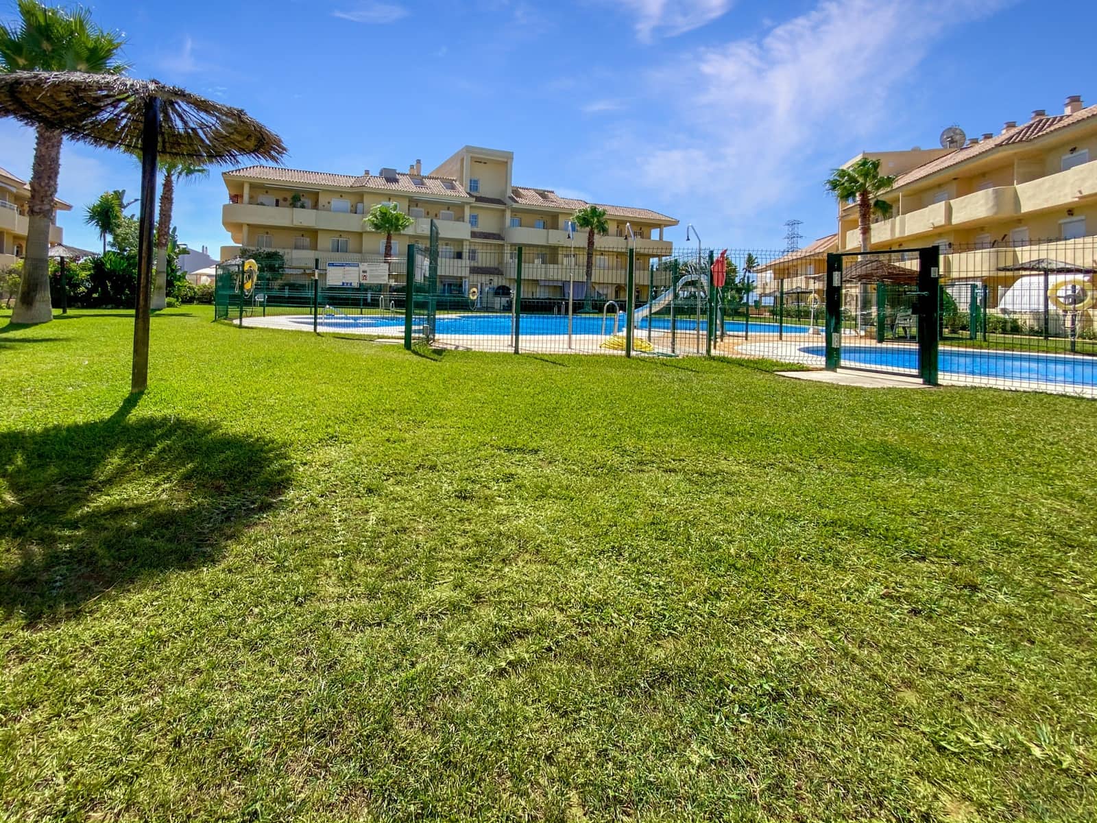 2 soverom Leilighet til salgs i La Duquesa / Puerto de la Duquesa med svømmebasseng garasje - € 215 000 (Ref: 10094362)