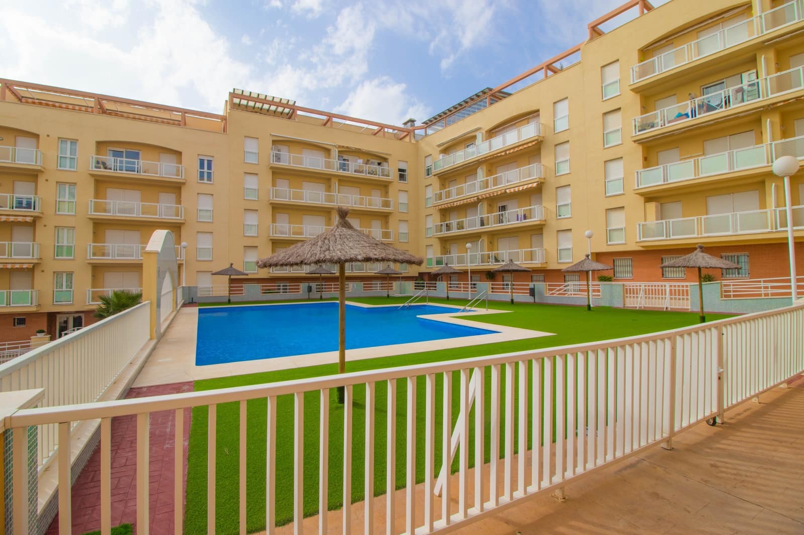 Apartamento de 2 habitaciones en San Luis de Sabinillas en venta con piscina - 289.000 € (Ref: 10094363)