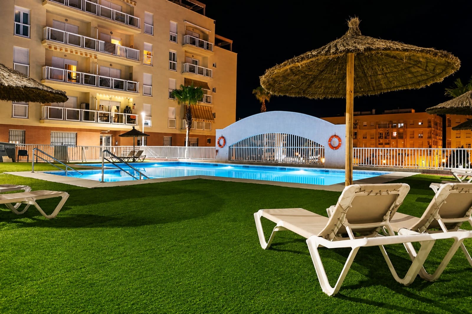 Apartamento de 2 habitaciones en San Luis de Sabinillas en venta con piscina - 289.000 € (Ref: 10094363)