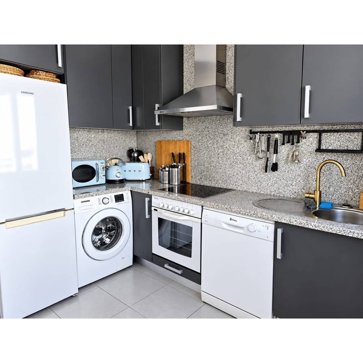 2 soverom Penthouse til salgs i Estepona med svømmebasseng garasje - € 350 000 (Ref: 10098176)