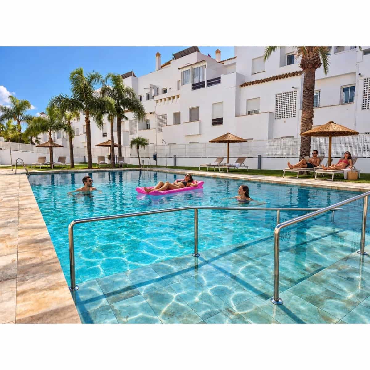 2 soverom Penthouse til salgs i Estepona med svømmebasseng garasje - € 350 000 (Ref: 10098176)