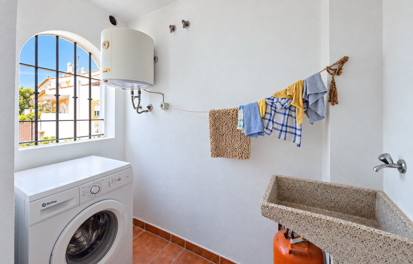 5 soveværelse Semi-Rækkehus til salg i Estepona - € 790.000 (Ref: 10142357)